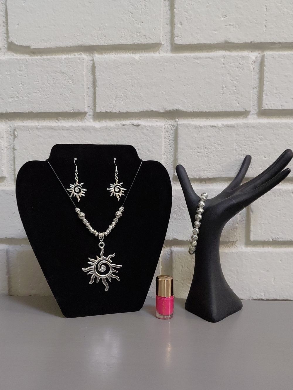 BUYERS GIVAWAY! 🎁 Silver Sunburst Necklace & Earring, Bracelet & Polish! 😍